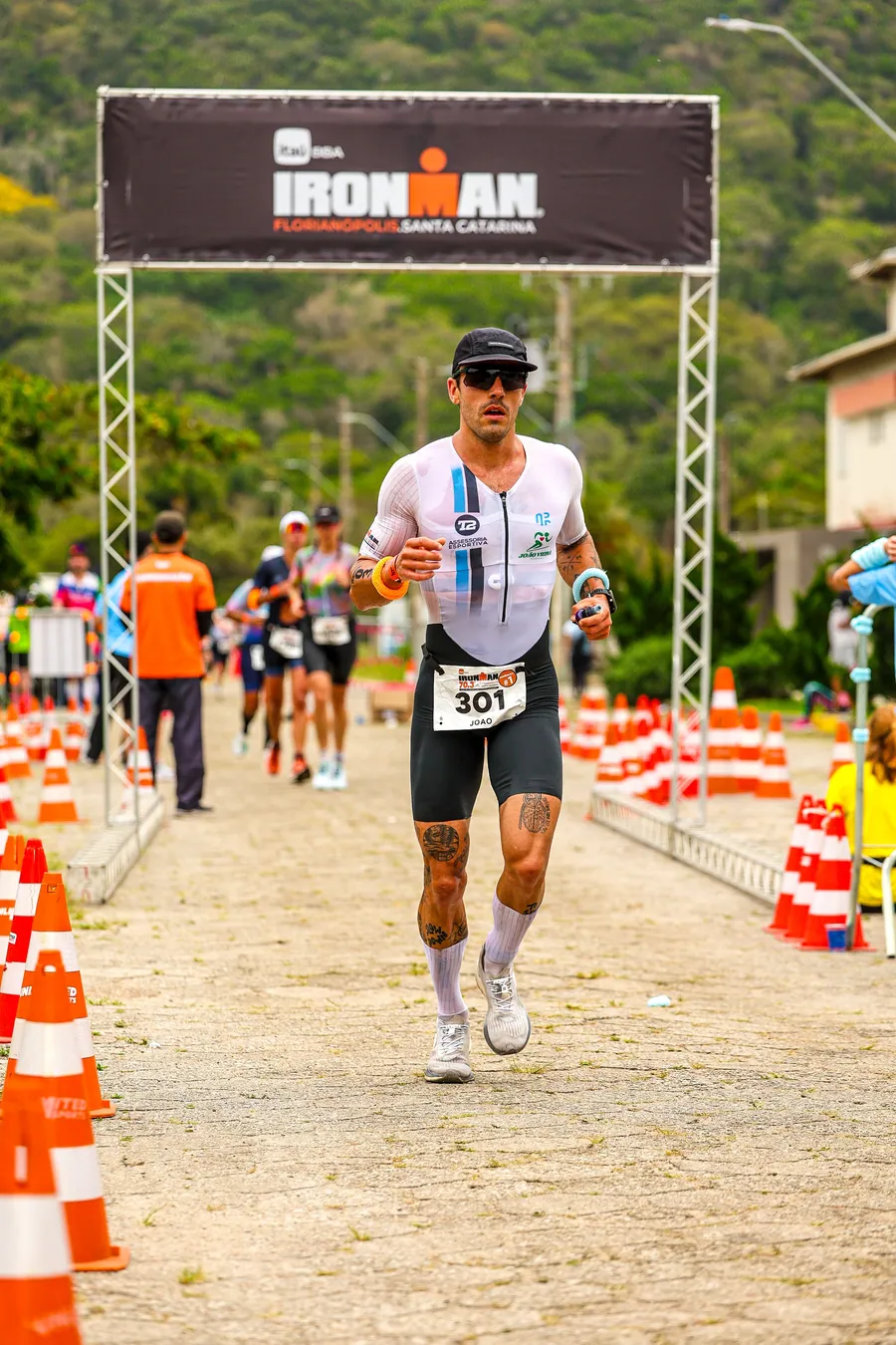 João Vieira cruzando a linha de chegada do Ironman